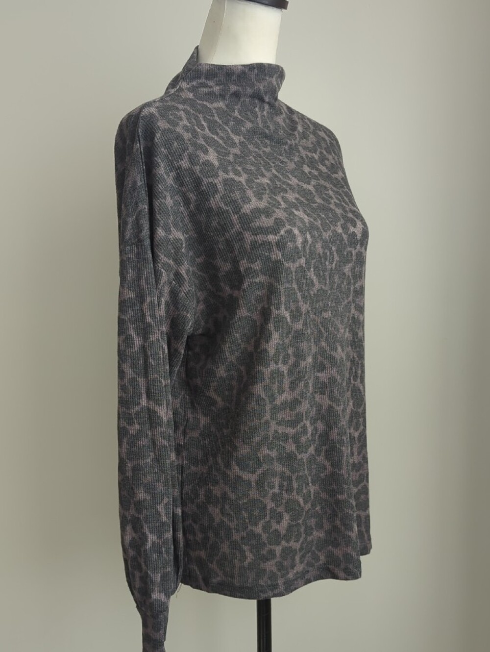 NWOT beachlunchlounge Gray & Taupe Leopard Mock Neck Sweater LARGE